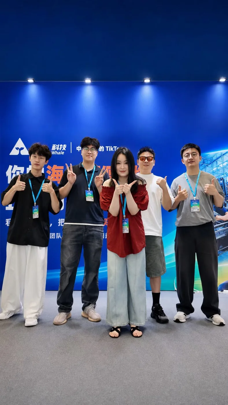 时鲸团队与现场照片:展会合影